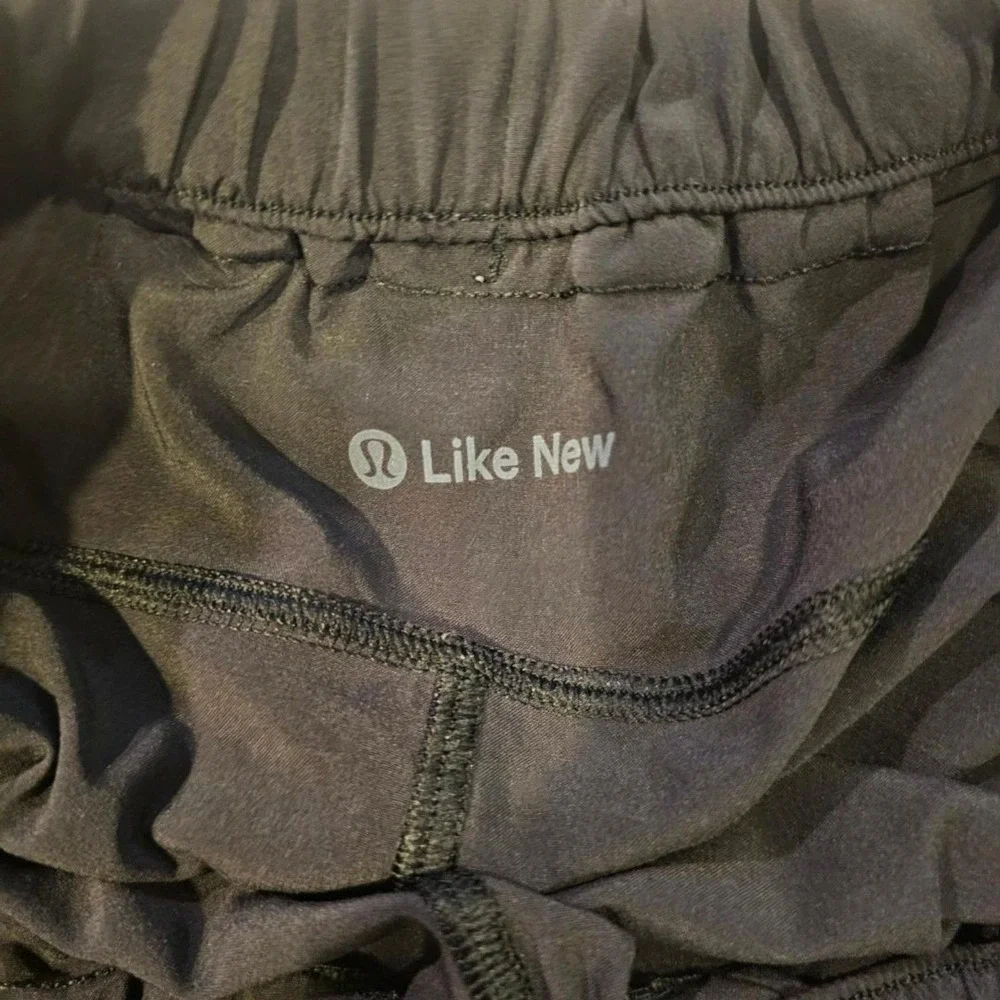 Lululemon Lightweight‎ Cropped Pants Size 8 Black Elastic Waist Inspected EUC